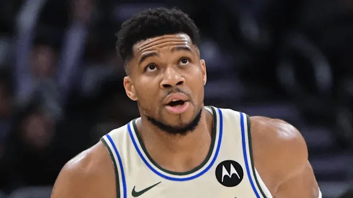 kaiyun体育-字母哥三节7投5中，罚球6中3得到13分11篮板4助攻2失误