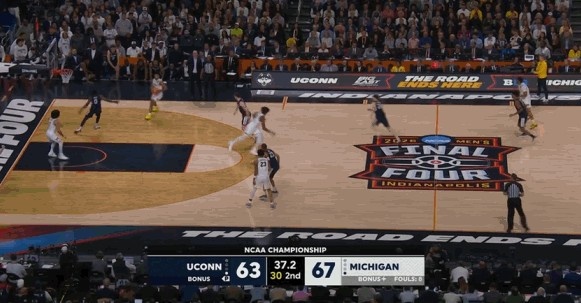 kaiyun体育-很稳！密歇根底线发球 4名球员先冲刺再分散 破掉对手全场盯人